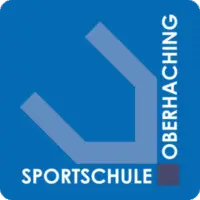 Logo der Sportschule Oberhaching auf blauem Hintergrund mit stilisiertem Haken in hellblau und den Wörtern "SPORTSCHULE" horizontal und "OBERHACHING" vertikal rechts.