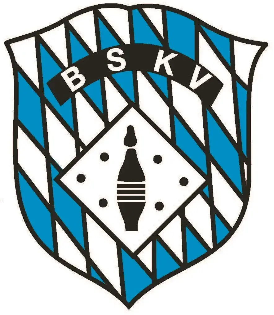 Wappen mit blau-weißen Rauten, in der Mitte ein Kegel und fünf Punkte in einem Rhombus. Oben die Buchstaben BSKV auf schwarzem Hintergrund.