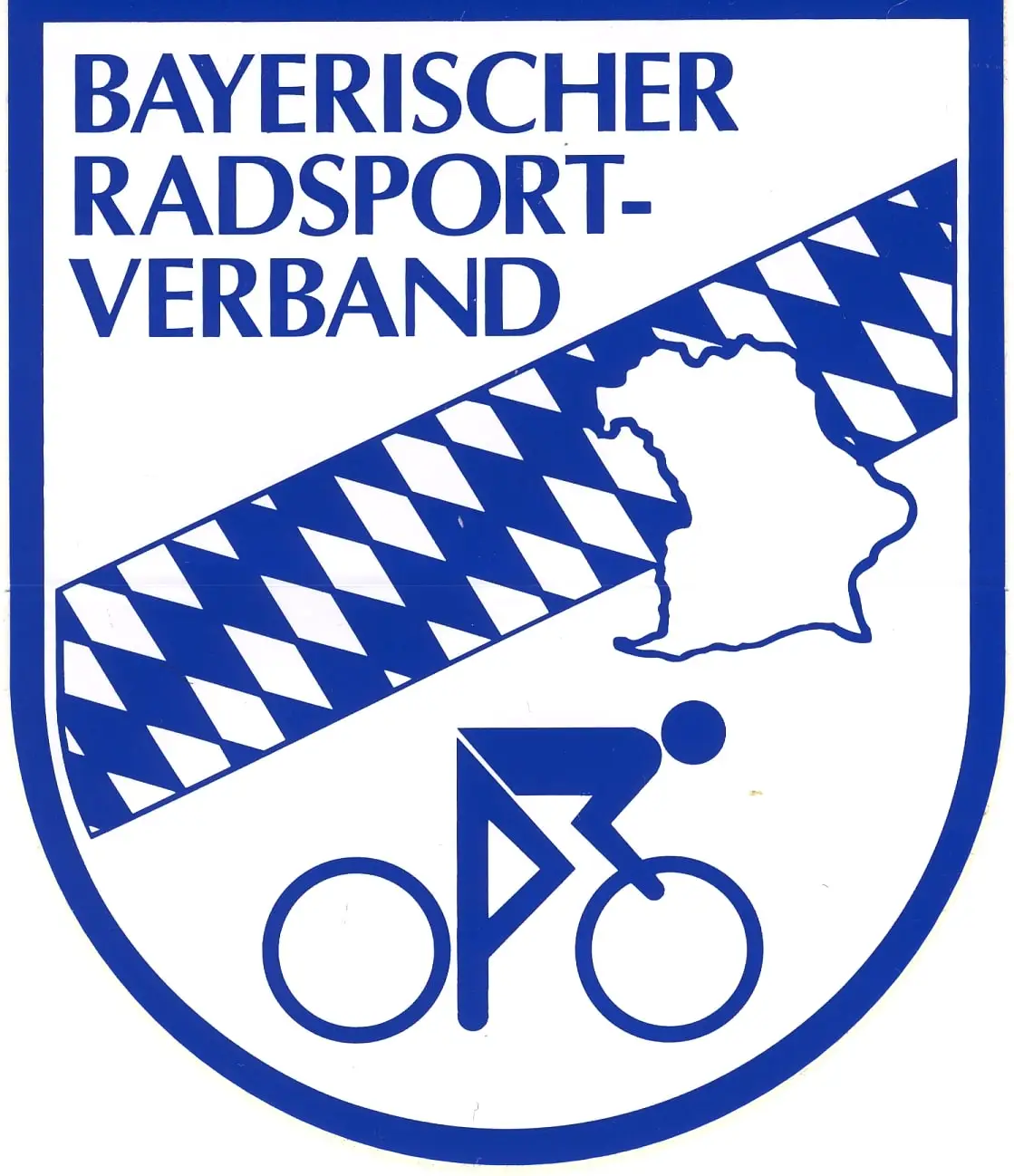 Logo des Bayerischen Radsport-Verbands, zeigt einen stilisierten Radfahrer, das bayerische Rautenmuster und die Umrisse Bayerns auf einem weißen Hintergrund.