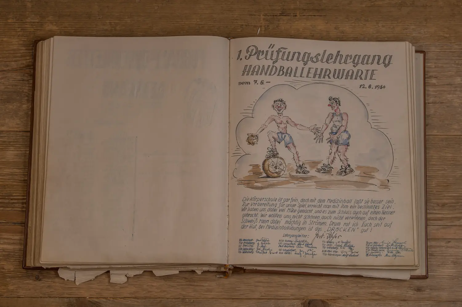 Gezeichnete Seite in einem geöffneten Buch mit der Überschrift „1. Prüfungslehrgang Handballlehrwarte vom 7.6 – 12.6.1954“. Zwei gezeichnete Personen in Sportkleidung, die Medizinbälle verwenden. Darunter ein Text zur Bedeutung von Körpertraining und Unterschriften von Teilnehmern oder Ausbildern.