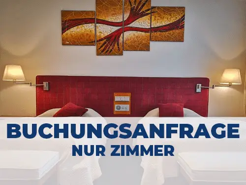 Ein Hotelzimmer mit zwei Einzelbetten, rotem Kopfteil und moderner Kunst an der Wand, beleuchtet von zwei Wandlampen. Darüber liegt der Text "BUCHUNGSANFRAGE NUR ZIMMER".