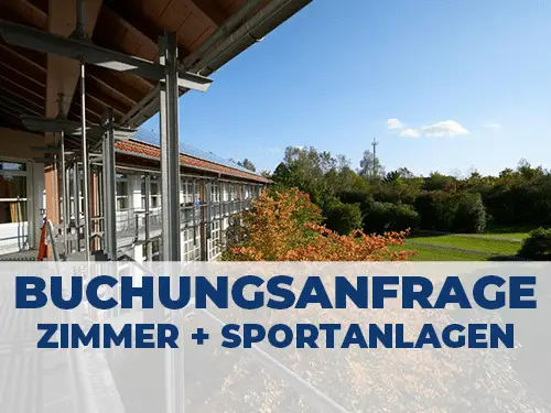 Außenansicht eines Gebäudes mit angrenzendem Garten und blauen Himmel. Im Vordergrund der Text "BUCHUNGSANFRAGE ZIMMER + SPORTANLAGEN".