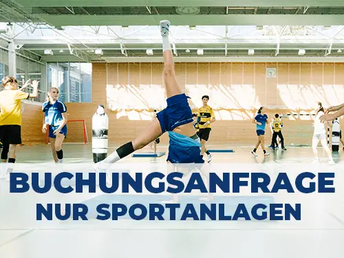 In einer Sporthalle führen mehrere Personen unterschiedliche Sportaktivitäten durch. Eine Person im Vordergrund macht einen Handstand. Text: "BUCHUNGSANFRAGE NUR SPORTANLAGEN".