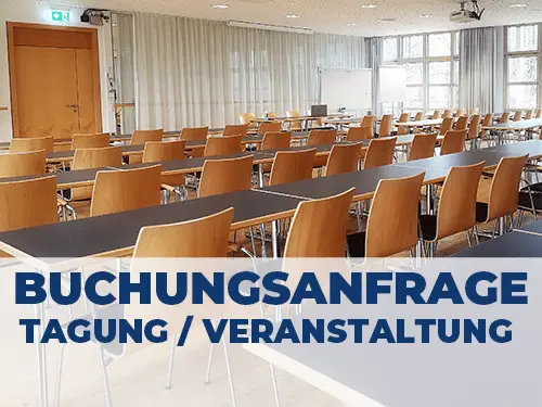 Ein leerer Konferenzraum mit mehreren Reihen aus hölzernen Stühlen und langen Tischen. Im Vordergrund befindet sich ein Textbanner mit der Aufschrift "BUCHUNGSANFRAGE TAGUNG / VERANSTALTUNG". Im Hintergrund sind große Fenster und ein Teil einer Projektionsfläche zu sehen.