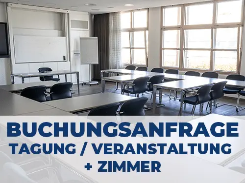 Ein leerer Konferenzraum mit Tischen und Stühlen in U-Form angeordnet, ein Whiteboard und ein Flipchart. Große Fenster lassen Tageslicht herein. Text im Vordergrund: "BUCHUNGSANFRAGE TAGUNG/VERANSTALTUNG + ZIMMER".