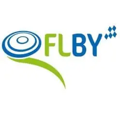Grafik mit einem stilisierten fliegenden Objekt auf der linken Seite, grünem und blauem Schriftzug "FLBY" und kleinen blauen Rauten oben rechts.