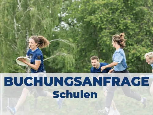 Menschen spielen Frisbee auf einem Rasen mit Bäumen im Hintergrund. Im Vordergrund laufen eine Frau und ein Mann, beide im Sportoutfit, während sie den Frisbee halten. Eine andere Frau im blauen T-Shirt rennt hinterher. Text in der Bildmitte: "BUCHUNGSANFRAGE Schulen".