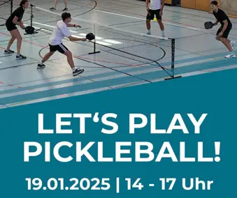 Vier Personen spielen Pickleball in einer Sporthalle. Darunter steht in großen Buchstaben „LET'S PLAY PICKLEBALL!“ sowie das Datum und die Uhrzeit: „19.01.2025 | 14 - 17 Uhr“.