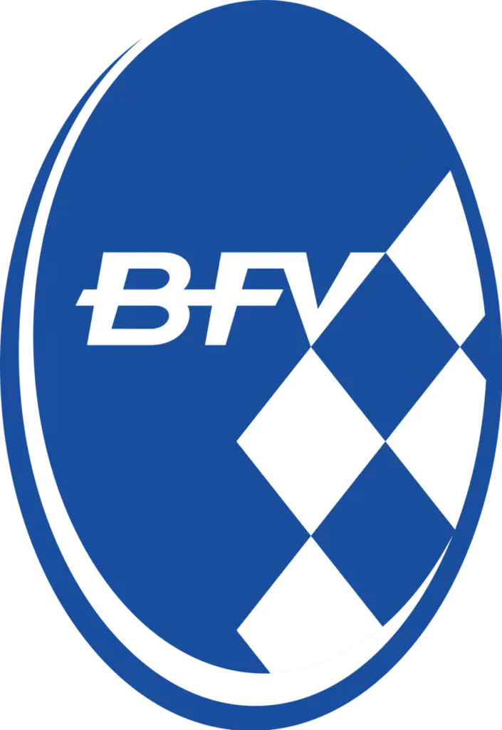 Blau-weißes Logo mit den Buchstaben „BFV“ und schrägen Rauten im Bayern-Muster, umgeben von geschwungenen Linien.