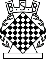 Schwarz-weißes Logo in Form einer Schachfigur, die mit einem Schachbrettmuster gefüllt ist. Oben ein Schriftzug "B.S.B" und um die Figur ein Lorbeerkranz.