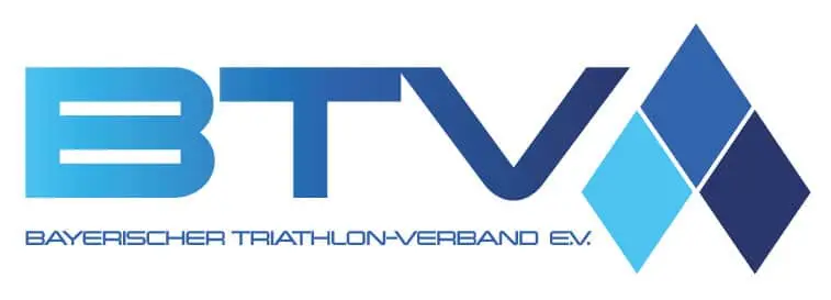 Logo des Bayerischen Triathlon-Verbands mit den Buchstaben "BTV" in blauer Schrift und einem stilisierten blauen Diamanten rechts daneben. Darunter der Text "Bayerischer Triathlon-Verband e.V.