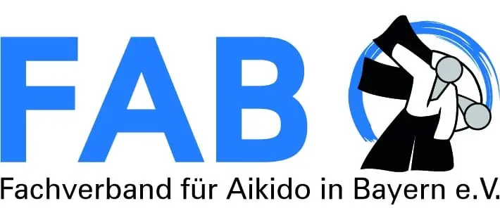Logo des Fachverbands für Aikido in Bayern e.V. Links steht der blaue Schriftzug "FAB". Rechts daneben sind zwei stilisierte Figuren in Aikido-Kleidung bei einer Technik in Aktion, umgeben von einem blauen Kreis. Darunter der Text: "Fachverband für Aikido in Bayern e.V.