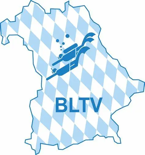 Karte von Bayern in weiß-blauem Rautenmuster mit einem tauchenden Taucher und der Abkürzung BLTV in der Mitte.