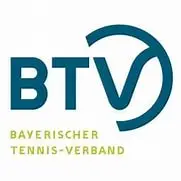 Logo des Bayerischen Tennis-Verbands mit den blauen Buchstaben "BTV" und einem halbrunden blauen Bogen am rechten Rand des "V". Darunter steht in grüner Schrift "Bayerischer Tennis-Verband". Der Hintergrund ist weiß.