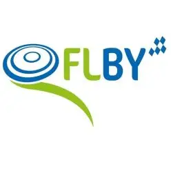 Das Logo zeigt stilisierte blaue und grüne Elemente, darunter einen kreisförmigen Wirbel und einen geschwungenen Strich. Der Text "FLBY" steht in blauer Schrift daneben, wobei zwei kleine blaue Rauten über dem "Y" sind.