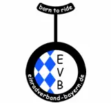Logo des Einradverbandes Bayern in Form eines stilisierten Einrads mit blau-weißen Rautenmuster. Oben der Text „born to ride“, in der Mitte die Buchstaben „EVB“ und unten die Website „einradverband-bayern.de“.