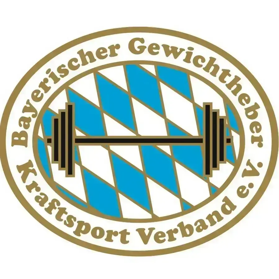 Emblem eines Sportverbandes mit einer stilisierten Langhantel auf einem blau-weiß karierten Hintergrund und dem Schriftzug „Bayerischer Gewichtheber Kraftsport Verband e.V.“ in einem runden Rahmen.
