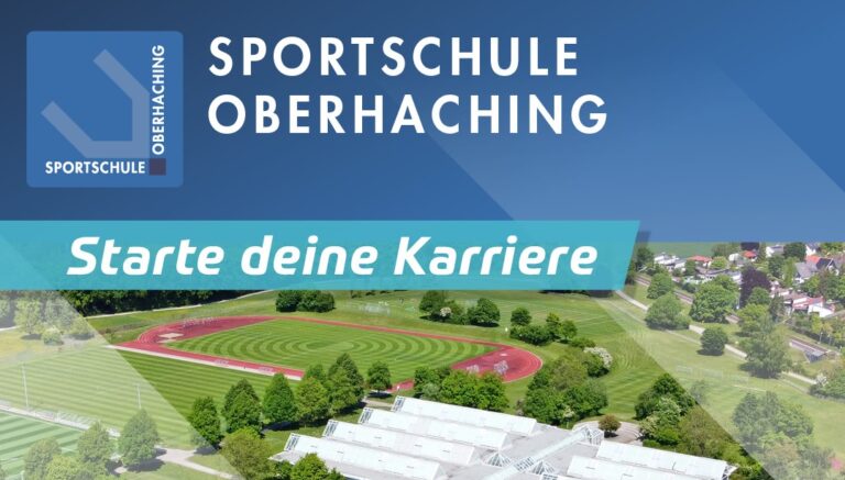 Luftaufnahme eines gro&szlig;en Sportkomplexes mit mehreren Fu&szlig;ball- und Leichtathletikfeldern, umgeben von B&auml;umen und Geb&auml;uden mit Solarpanelen auf den D&auml;chern. Im oberen Bereich des Bildes das Logo der Sportschule Oberhaching und der Schriftzug "Starte deine Karriere".