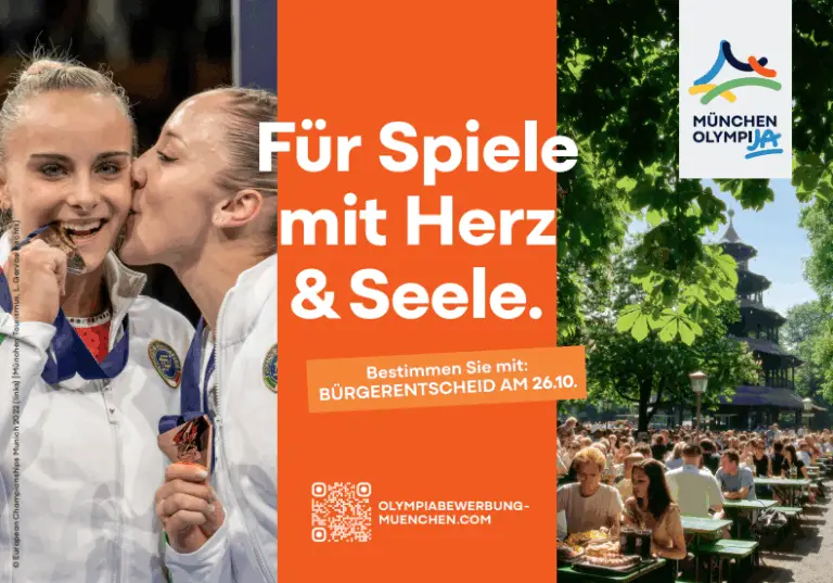 Zwei Athletinnen in Sportkleidung, eine beißt auf eine Medaille, während die andere sie auf die Wange küsst. Text rechts: "Für Spiele mit Herz & Seele. Bestimmen Sie mit: Bürgerentscheid am 26.10." Daneben ein Biergarten mit Menschen bei sonnigem Wetter. Münchner Olympia-Logo oben rechts, QR-Code und Webseite unten.