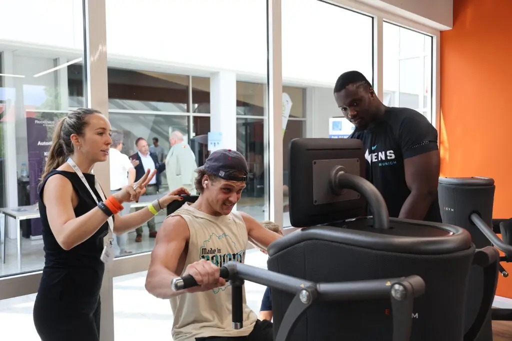 Sportler trainiert an Brustpresse im Egym Raum