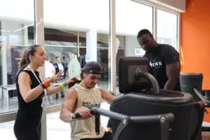 Sportler trainiert an Brustpresse im Egym Raum