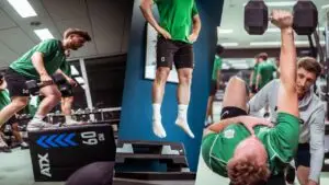 Drei verschiedene Trainingsszenen in einem Fitnessstudio: Links macht ein Mann in grüner Sportkleidung mit Hanteln einen Boxsprung auf eine 60 cm hohe Plattform. In der Mitte führt eine Person einen Sprung auf einer blauen Trainingsmatte aus. Rechts hebt ein Mann eine Hantelbank über sich, während ein Trainer ihm beratend zur Seite steht.