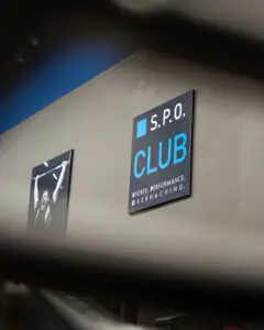 Das Bild zeigt eine graue Wand und darauf das des SPO Clubs