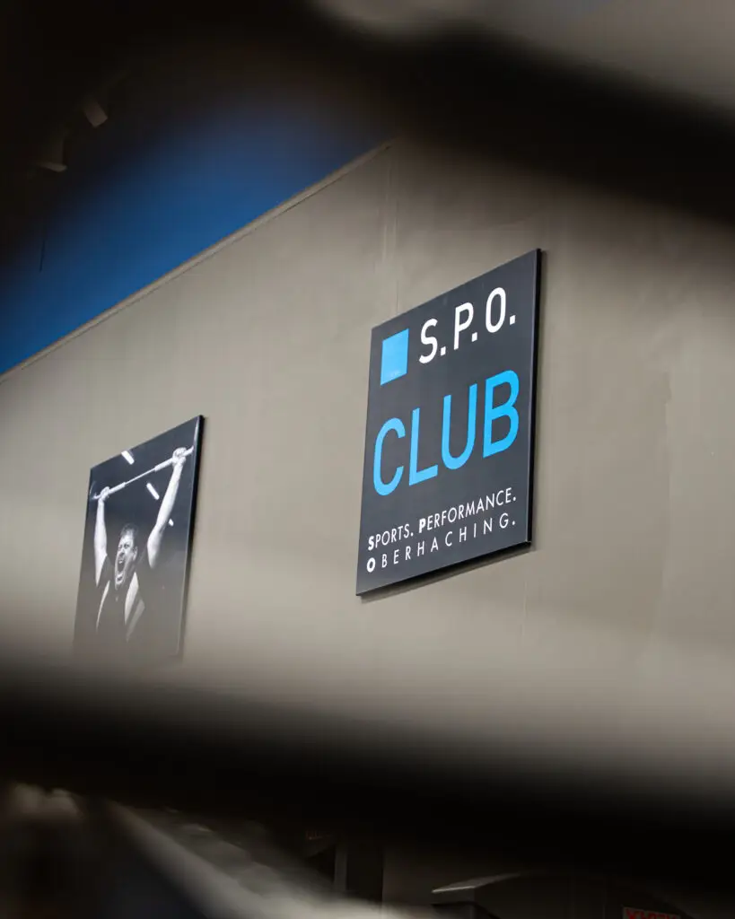 Das Bild zeigt eine graue Wand und darauf das des SPO Clubs