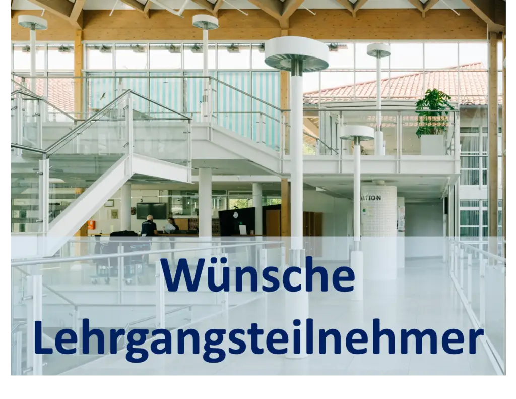 Heller Innenbereich eines modernen Geb&auml;udes mit Glasgel&auml;ndern, Treppen und Holzdecken; im Hintergrund ein Empfangsbereich, dar&uuml;ber ein halbtransparenter Banner mit dem Text &bdquo;W&uuml;nsche Lehrgangsteilnehmer&ldquo;.
