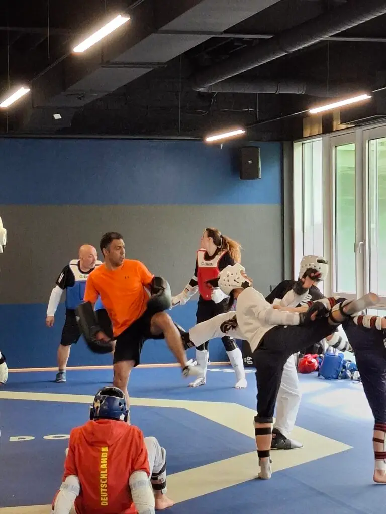 Die deutsche Taekwondo-Nationalmannschaft trainiert in der Halle der Sportschule Oberhaching intensiv f&uuml;r die bevorstehende Heim-EM in M&uuml;nchen. Athletinnen und Athleten absolvieren Partner&uuml;bungen mit voller Schutzausr&uuml;stung auf der Wettkampffl&auml;che.