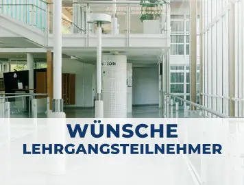 Im Hintergrund ist der Eingangsbereich der Sportschule Oberhaching zu sehen, im Vordergrund der Schriftzug W&uuml;nsche Lehrgangsteilnehmer
