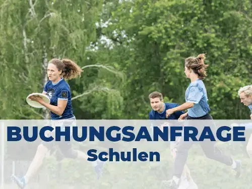 Mehrere Personen spielen Frisbee auf einer Wiese, umgeben von B&auml;umen. Im Vordergrund steht der Text "BUCHUNGSANFRAGE Schulen".