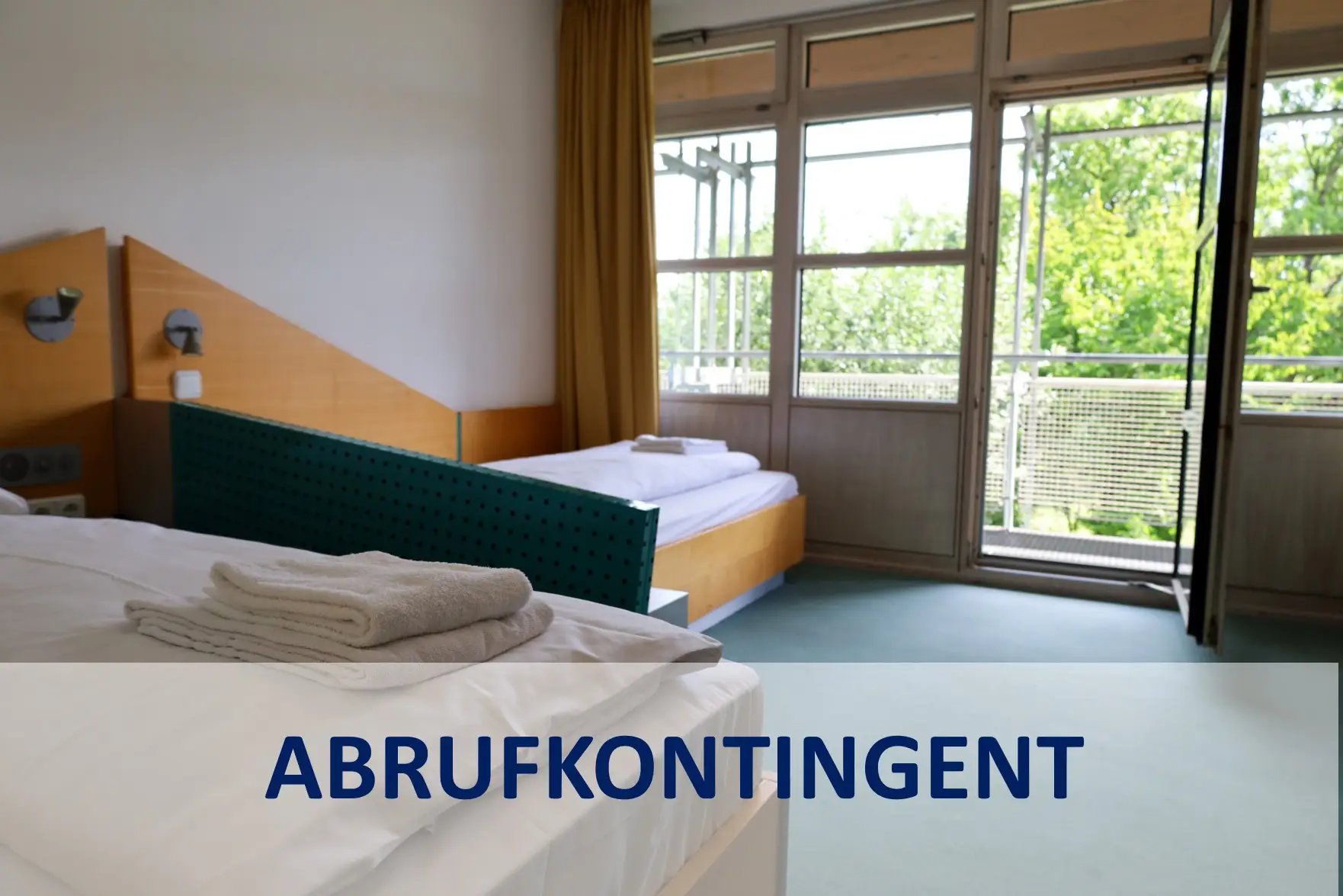 Helles Mehrbettzimmer der Sportschule Oberhaching mit Einzelbetten, frischer Bettw&auml;sche, Handt&uuml;chern und Balkon &ndash; komfortable Unterkunft f&uuml;r Trainingslager, Klassenfahrten und Sportgruppen.