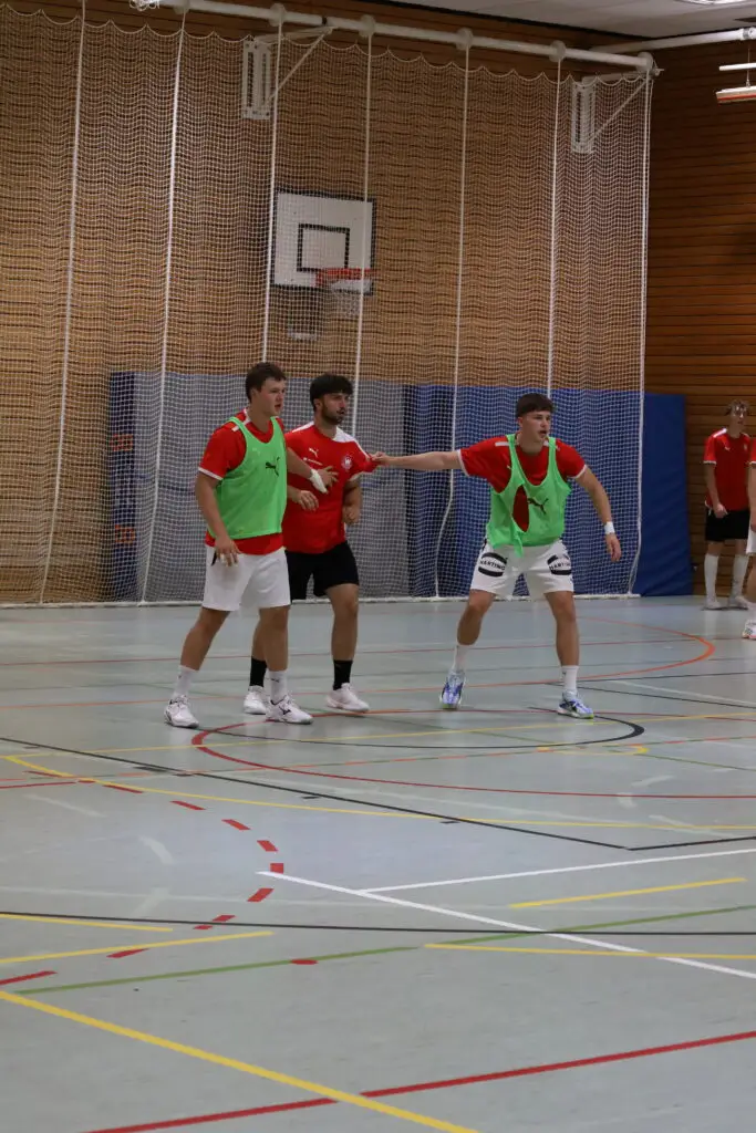 Spieler der U20-Handball-Nationalmannschaft trainieren Spielsituationen in einer Sporthalle der Sportschule Oberhaching.