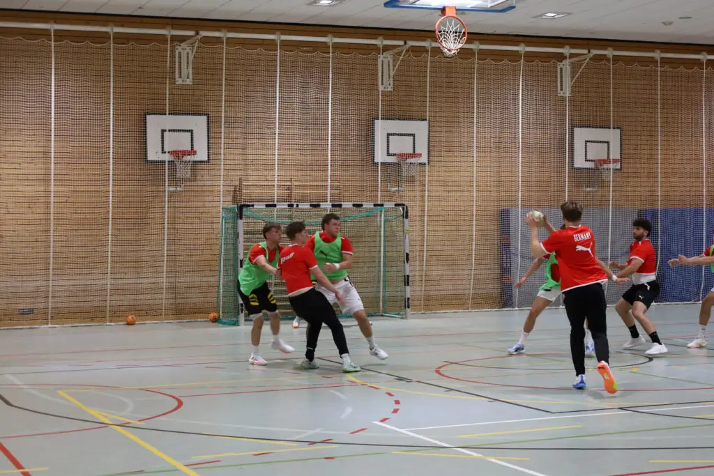 Spieler der U20-Handball-Nationalmannschaft trainieren Spielsituationen in einer Sporthalle der Sportschule Oberhaching. E
