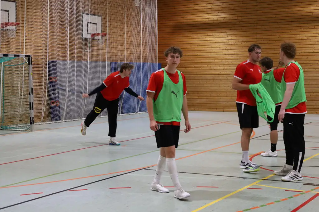 Spieler der U20-Handball-Nationalmannschaft trainieren Spielsituationen in einer Sporthalle der Sportschule Oberhaching. E