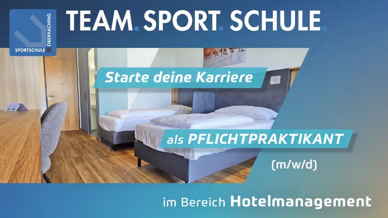 Stellenanzeige der Sportschule Oberhaching f&uuml;r ein Pflichtpraktikum im Hotelmanagement. Im Hintergrund ist ein helles Hotelzimmer mit zwei Einzelbetten, einem Schreibtisch links und einer ge&ouml;ffneten Zimmert&uuml;r zu sehen. Oben befindet sich das Logo der Sportschule Oberhaching sowie die &Uuml;berschrift &bdquo;TEAM. SPORT. SCHULE.&ldquo;. In t&uuml;rkisfarbenen Bannern steht: &bdquo;Starte deine Karriere&ldquo; und &bdquo;als PFLICHTPRAKTIKANT (m/w/d)&ldquo;. Unten lautet der Text: &bdquo;im Bereich Hotelmanagement&ldquo;. Das Design verwendet Blau- und T&uuml;rkist&ouml;ne mit modernen grafischen Elementen.