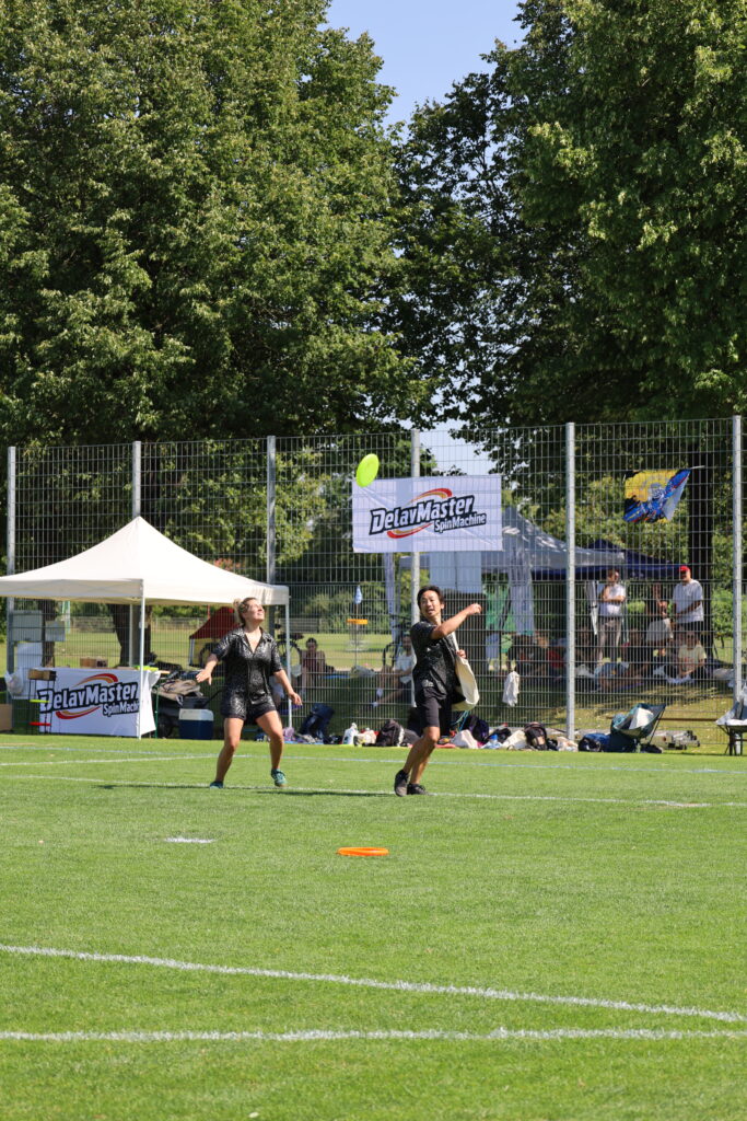 Bildergalerie vom Frisbee Festival M&uuml;nchen an der Sportschule Oberhaching mit Spielszenen auf dem Sportplatz und in der Halle, Turnierst&auml;nden, Zuschauerinnen und Zuschauern sowie verschiedenen Frisbee-Disziplinen wie Disc Golf, Ultimate Frisbee und Freestyle.
