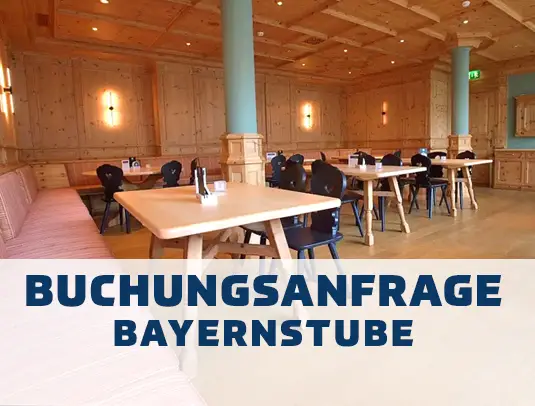 Bayernstube der Sportschule Oberhaching mit Holzeinrichtung und gedeckten Tischen f&uuml;r Veranstaltungen und Gruppen.