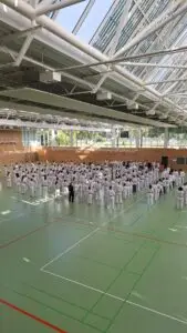 Rund 260 Taekwondo-Sportlerinnen und -Sportler trainieren gemeinsam bei einem Breitensportlehrgang in einer großen Sporthalle an der SPO.