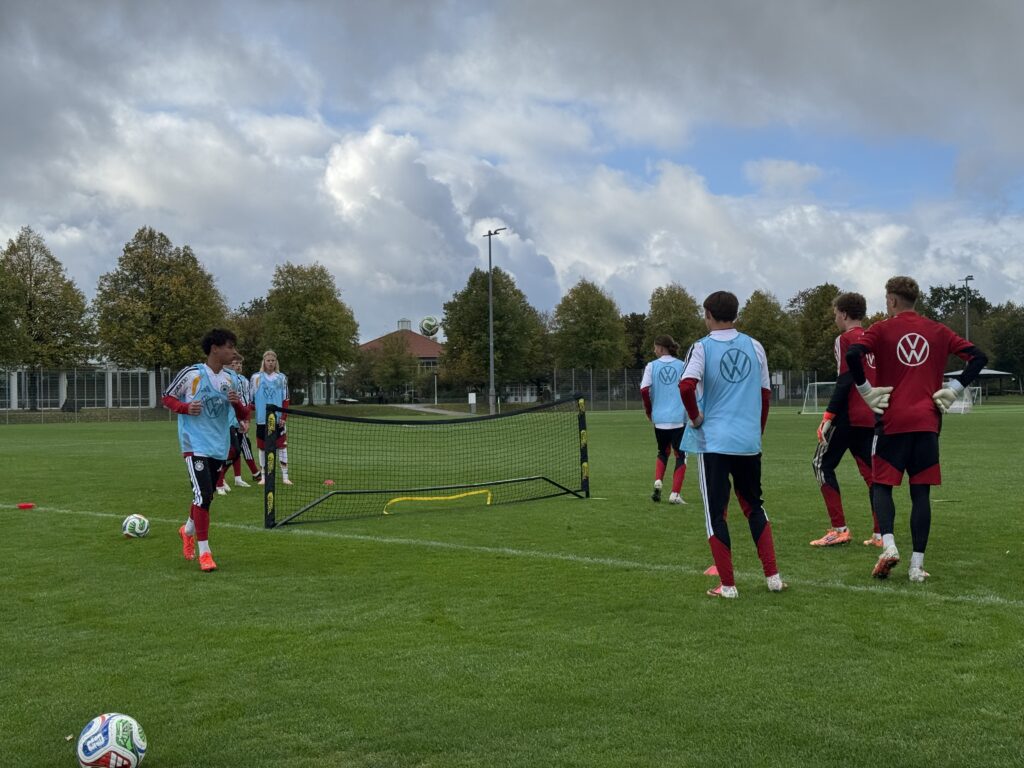 Training der DFB U15-Nationalmannschaft auf den Naturrasenpl&auml;tzen der Sportschule Oberhaching mit Fu&szlig;balltennis-&Uuml;bung zur Vorbereitung auf kommende sportliche Aufgaben.
