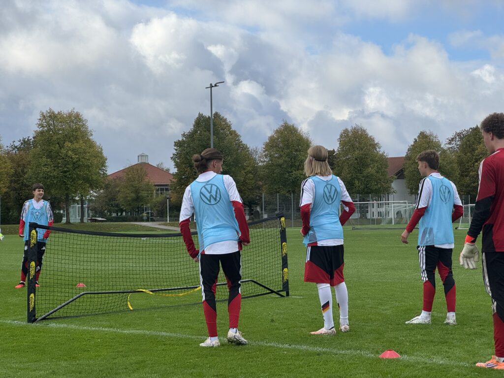 Training der DFB U15-Nationalmannschaft auf den Naturrasenpl&auml;tzen der Sportschule Oberhaching mit Fu&szlig;balltennis-&Uuml;bung zur Vorbereitung auf kommende sportliche Aufgaben.