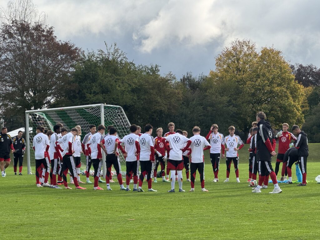 Training der DFB U15-Nationalmannschaft auf den Naturrasenplätzen der Sportschule Oberhaching mit Fußballtennis-Übung zur Vorbereitung auf kommende sportliche Aufgaben.