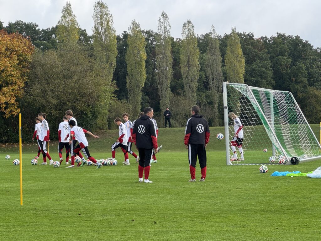 Training der DFB U15-Nationalmannschaft auf den Naturrasenpl&auml;tzen der Sportschule Oberhaching mit Fu&szlig;balltennis-&Uuml;bung zur Vorbereitung auf kommende sportliche Aufgaben.